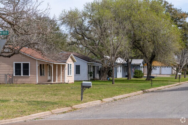 The median home price in Cuero is a round $200k.
