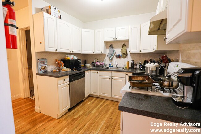 73 Thatcher St unit 5, Brookline, MA 02446 - photo 2