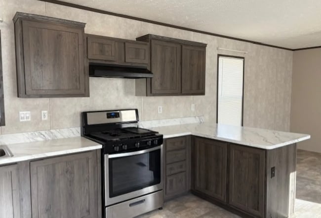 28 W Legrand Ave, Howell, MI 48843 - photo 2