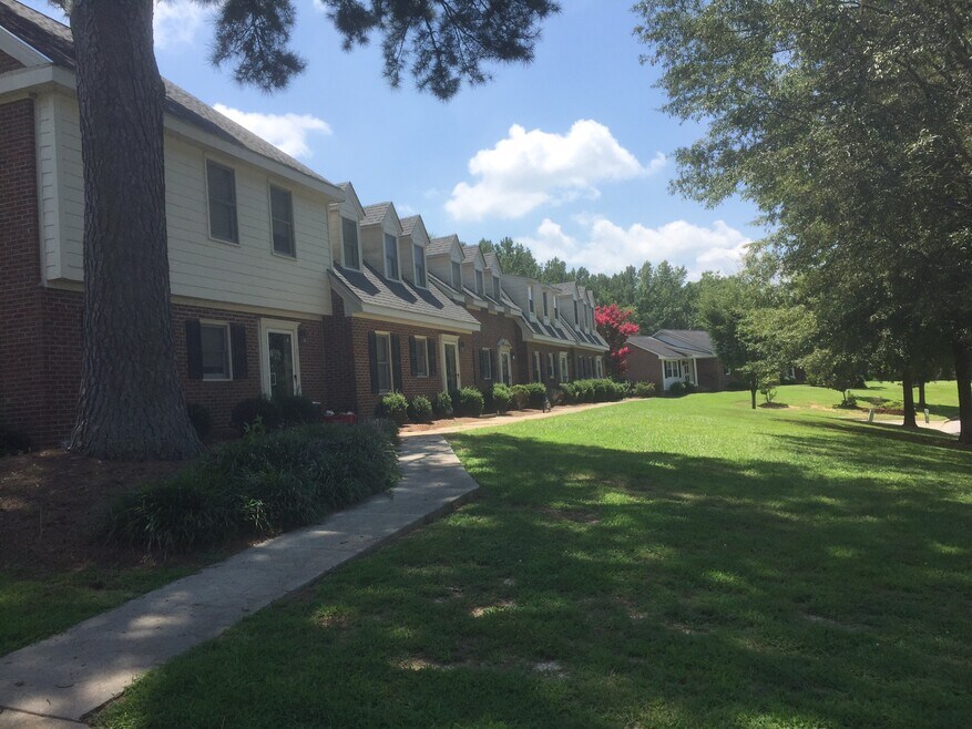 2505 Saint Christopher Cir SW unit Apartment J, Wilson, NC 27893 - photo 1