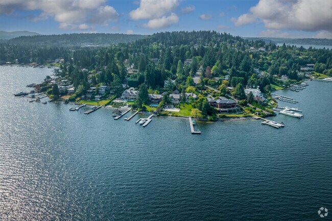 Mercer Island sits on the shores of Lake Washington, a short drive from downtown Seattle.