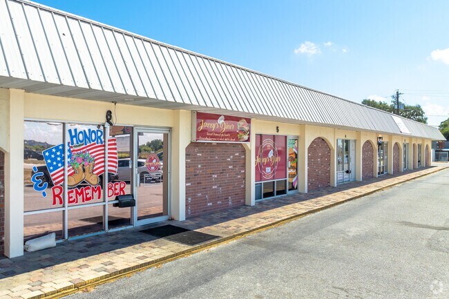 Residents fill up on burgers and fries at the vibrant Jazzy’s Diner.