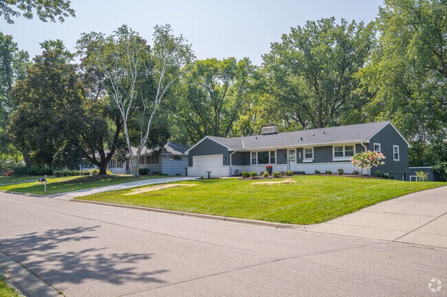 Large ramblers can be found in the Bredesen Park neighborhood.