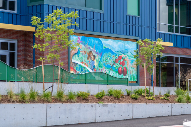 Camas Ridge Community Elementary School has beautiful mural around the building in Amazon.