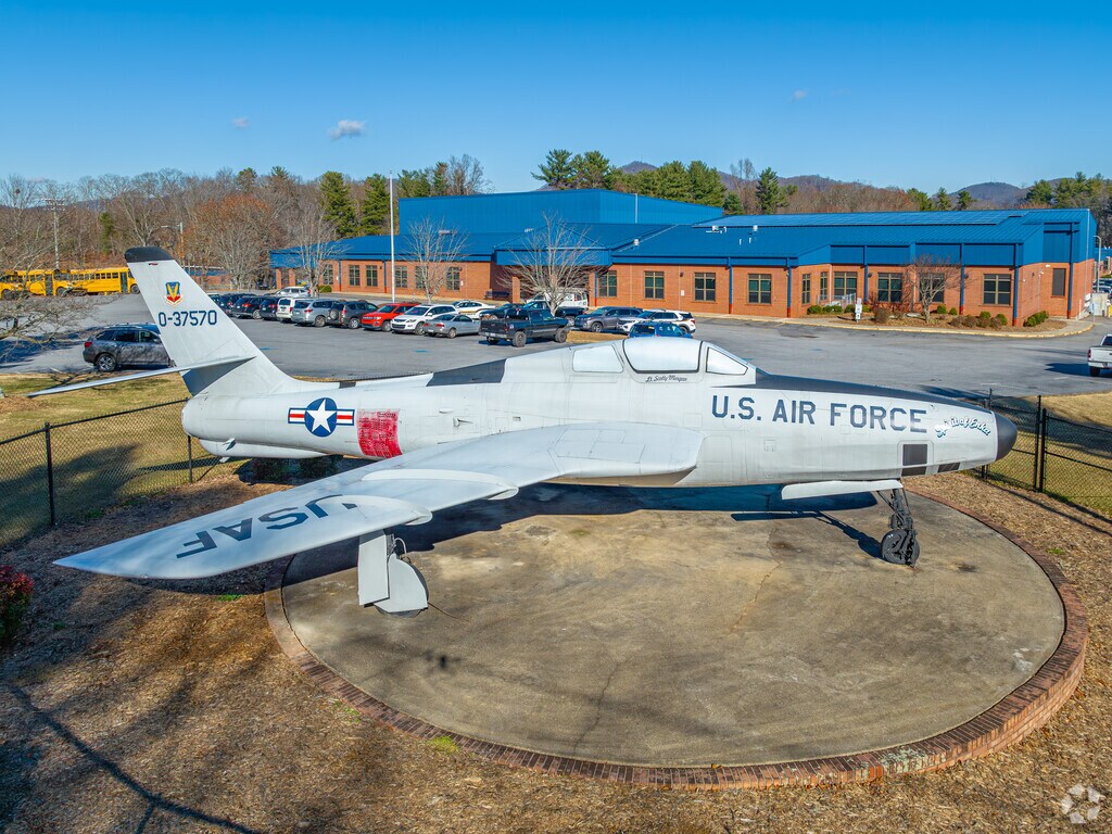 Enka Middle School serves over 600 students in grades 7-8.