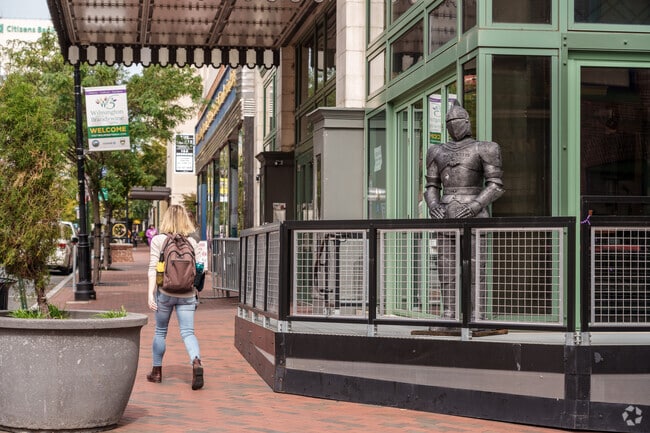 Shopping, dining, and theaters can be found along Market Street in Wilmington near Brandywine.