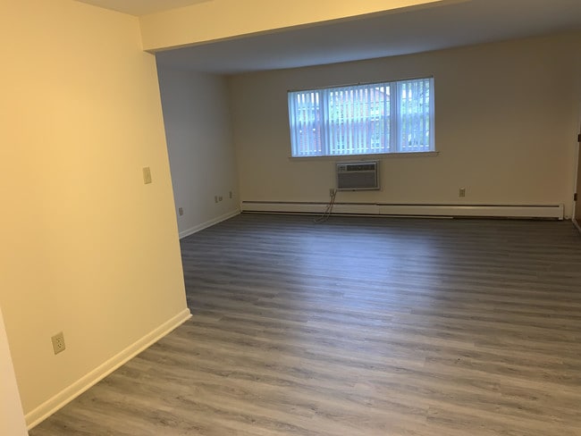 Garden Style Apartments in a park like setting., Wethersfield, CT 06109 - photo 3