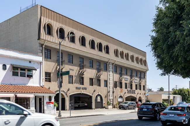 There are a lot of synagogues at Pico-Robertson neighboorhood.