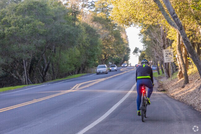 Residents of Del Rey can commute along Moraga Way into Orinda to catch the morning train.