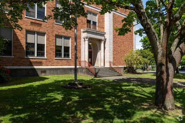 The main entrance to Areleta School in the Mt. Scott Neighborhood.