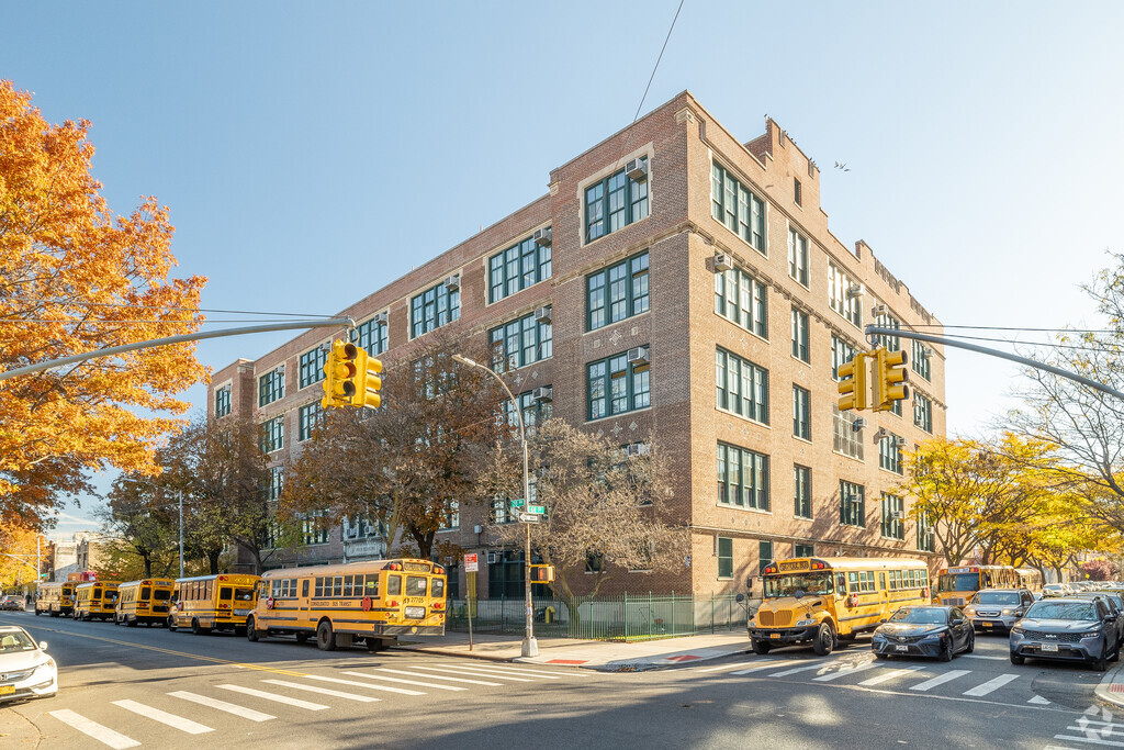 P.S. 205 The Clarion School has a student-teacher ratio is 13:1.