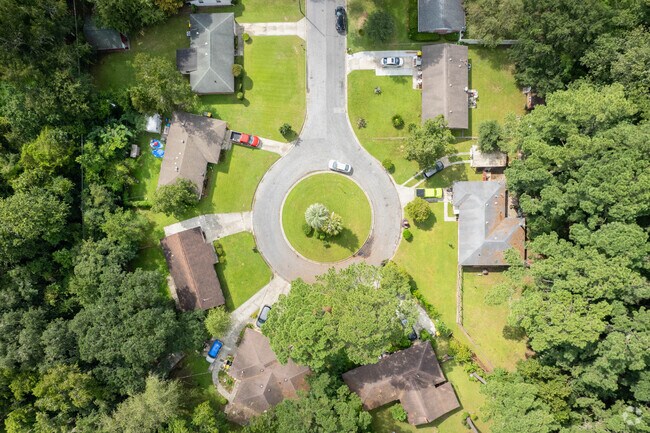 Many Skyland Terrace-Greenway Park neighborhoods have well-planned roundabouts between homes.