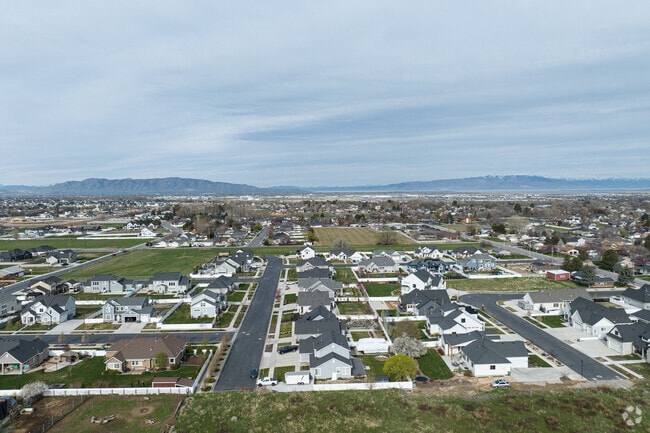 Aerial view of Mapleton showing mountains.