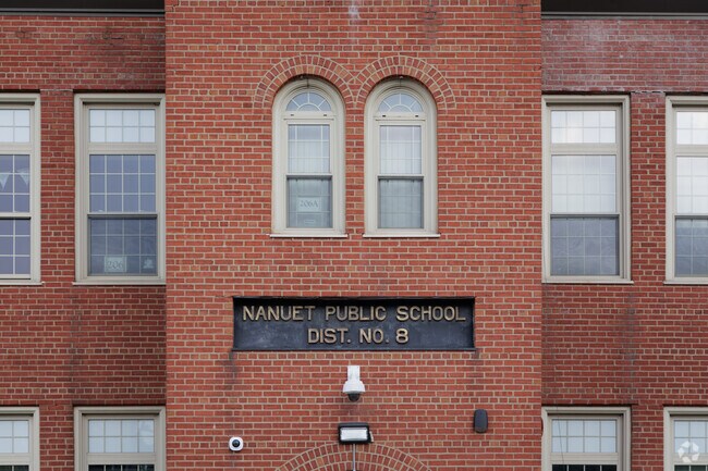 Highview Elementary School has a student-teacher ratio of 12 to 1.