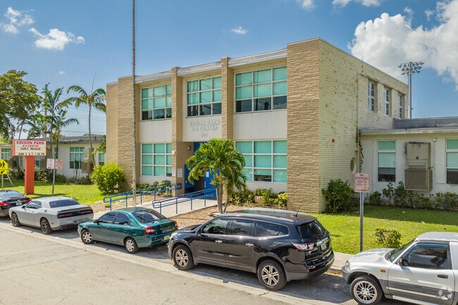 Edison Park K-8 Center has a total of 490 students, making student to teacher ratio 13 to 1.