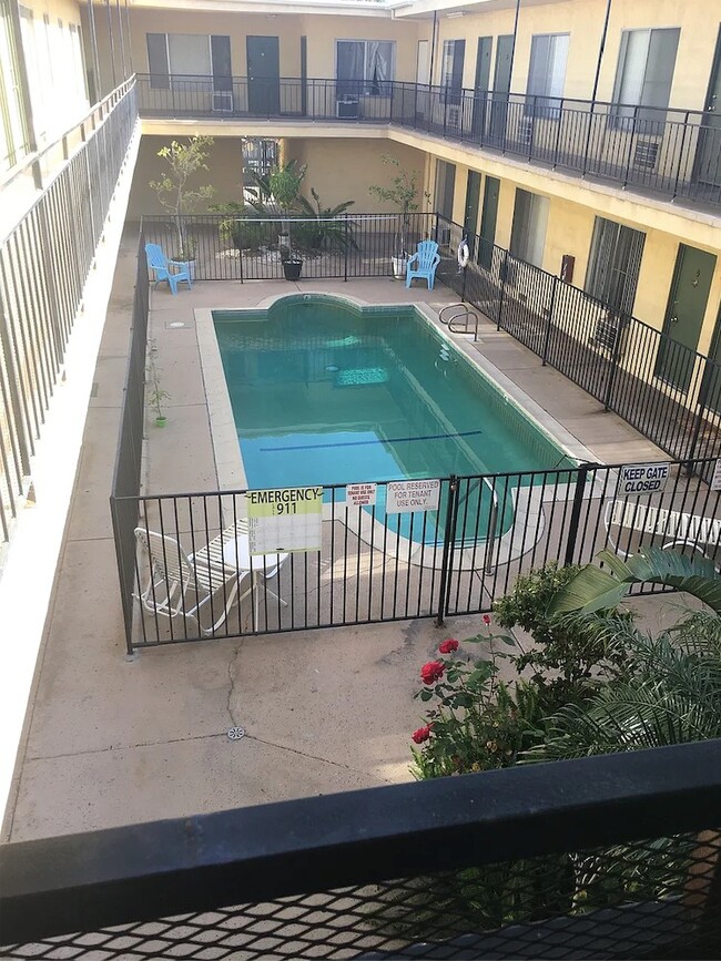 18555 Burbank Blvd, Tarzana, CA 91356