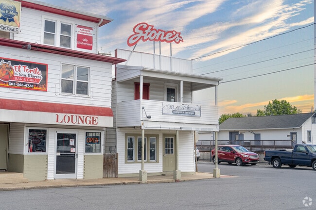 Stone’s Bar and Grill hosts live music and dining.