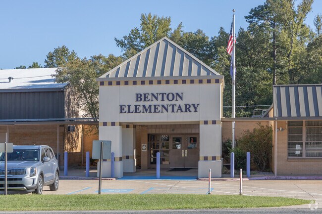 Benton Elementary offers exceptional educational options to its young students.