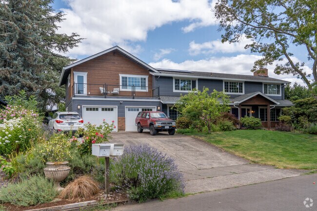 There are many split level homes throughout the Northwest Vancouver neighborhood and city of Felida.