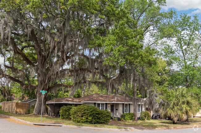 Large Live Oak trees line the streets of Victory Heights.