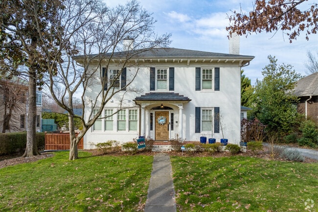 Colonia Revival style homes in Virginia Highland have well kept landscaping.