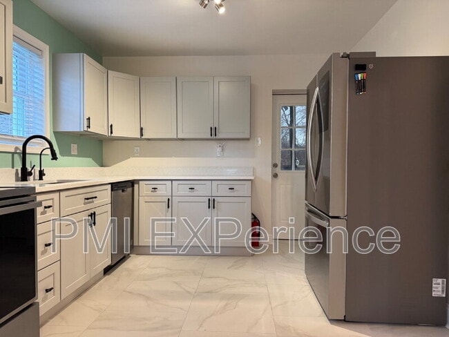 8203 Comet Dr, Fort Washington, MD 20744 - photo 6