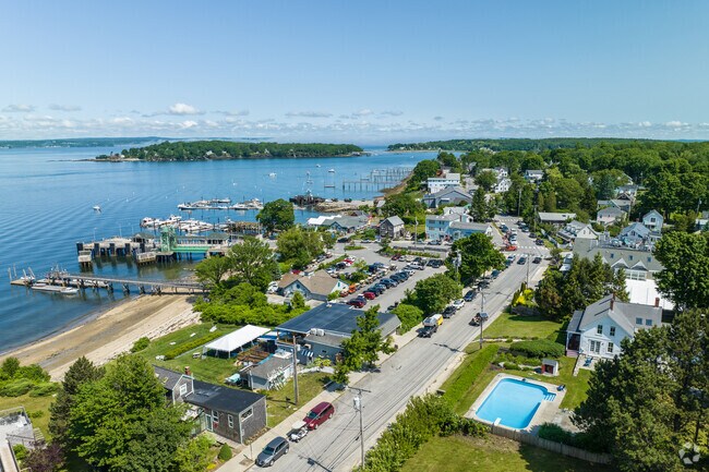 Island Avenue is the main hub on Peaks Island.