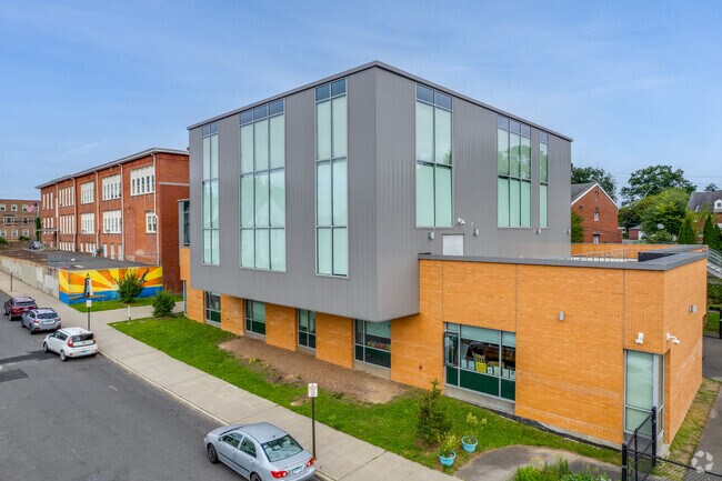 Black Rock School is conveniently located on Brewster Street in Black Rock.