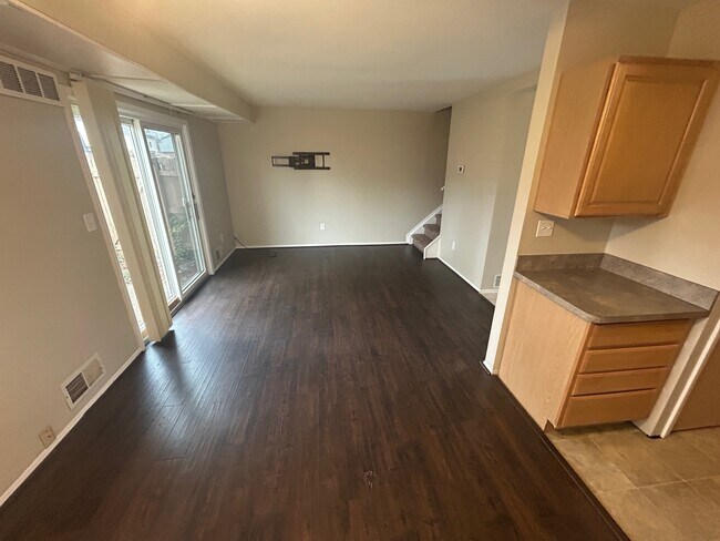 41168 N Woodbury Green Dr, van Buren Township, MI 48111 - photo 2