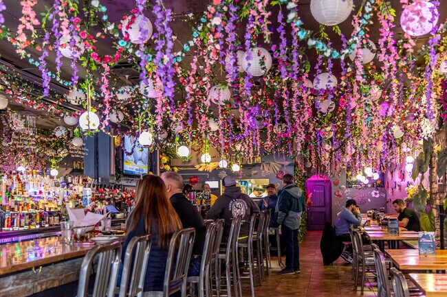 Dining in Waitts Mount offers a variety of cool spots that local residents can enjoy.