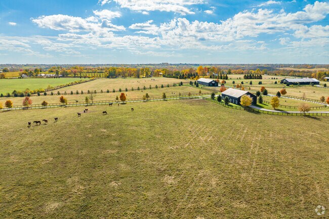 The spacious farms of Yarnallton offer residents a quiet oasis near the city.