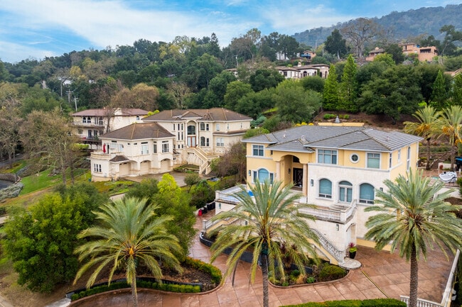 From classic Mediterranean to modern estates, Golden Eagle homes exude sophistication.