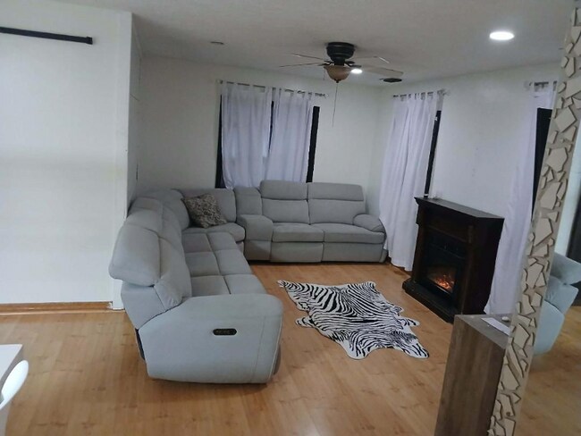 3135 Allen Rd, Zephyrhills, FL 33541 - photo 4