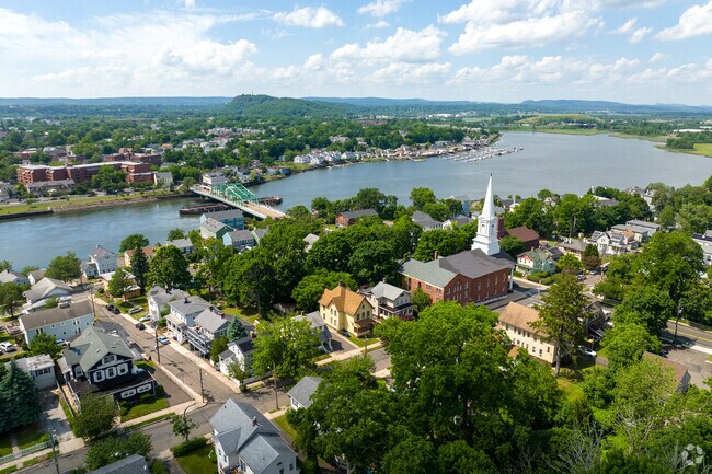 Known for its walkability and scenic river views, Fair Haven Heights offers a peaceful retreat just minutes from downtown.