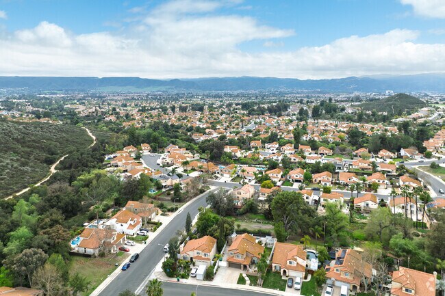 Explore the trails around the residential areas of Murrieta Oaks.