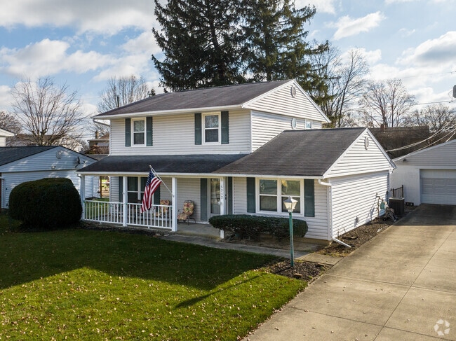 This is an example of a well maintained beautiful home in a Far South neighborhood.