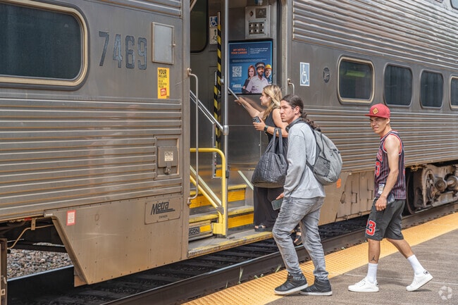 Residents of West Highlands can use the Metra to be downtown Chicago in about an hour.