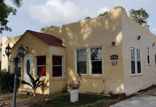 4012 Garden Ave unit gardenav4, West Palm Beach, FL 33405 - photo 2