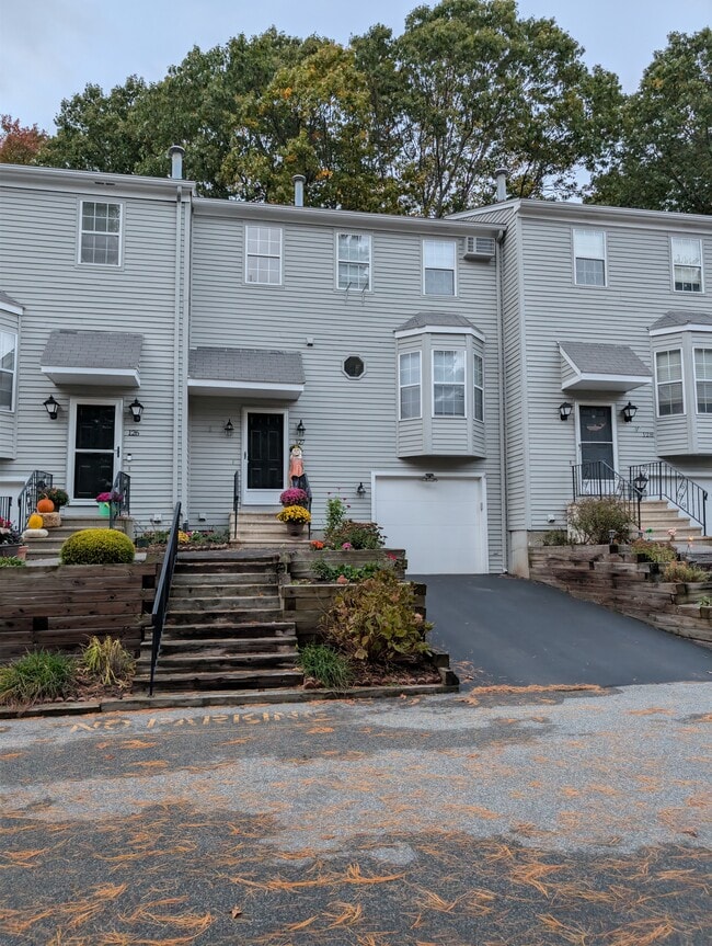 565 Quaker Ln Unit 127, West Warwick, RI 02893