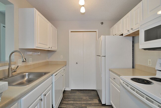 Pendleton Park Apartments, New Hudson, MI 48165 - photo 2