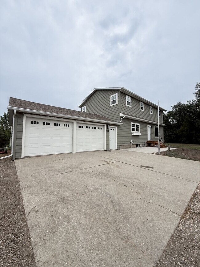 602 Buick Dr SW, Aberdeen, SD 57401 - photo 2