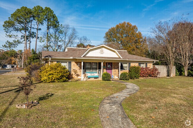 Ranch homes are common in Delano Park.