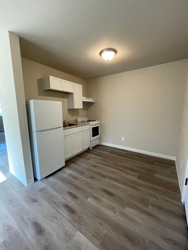 2413 24th St, Des Moines, IA 50310 - photo 2