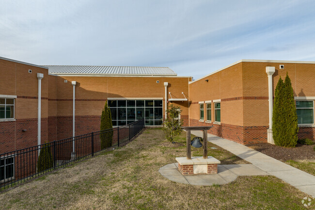 Mountain View Elementary School has a 13 to 1 student-teacher ratio.