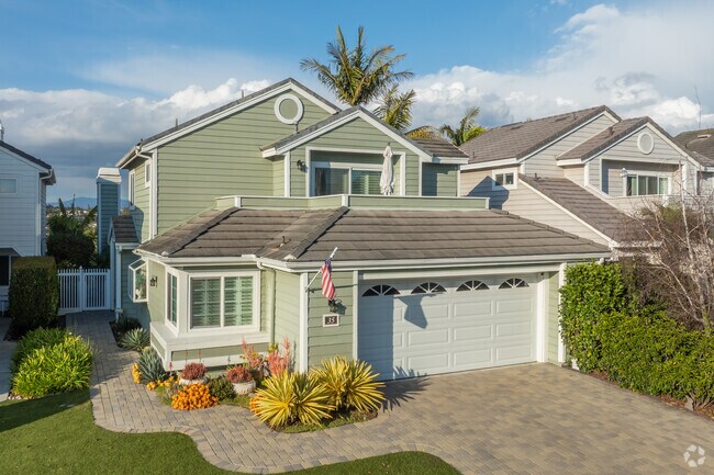 The largest homes in Beacon Hill sit atop the hills in the community, having either mountain and/or ocean views.