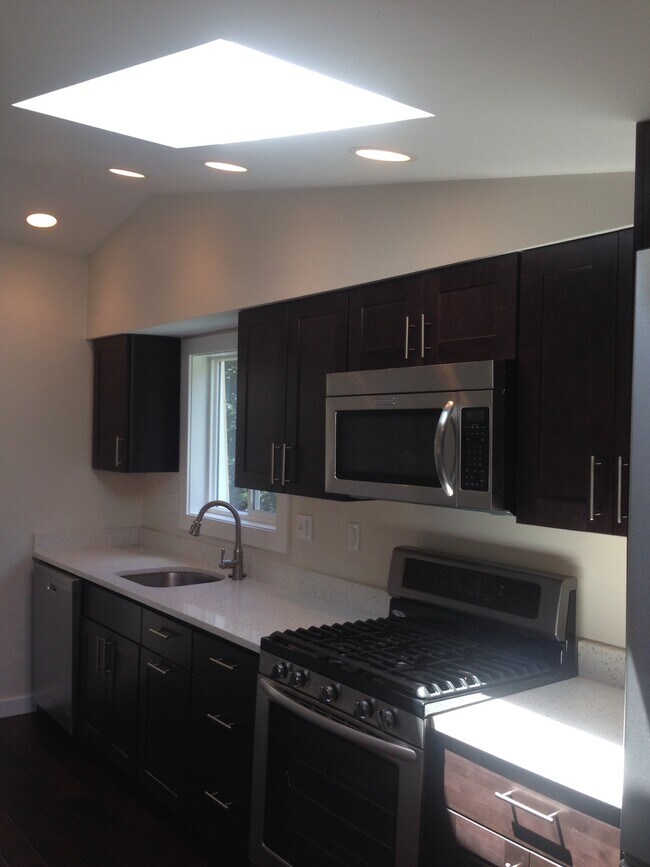 7 Maverick St unit one bed, Dedham, MA 02026 - photo 5