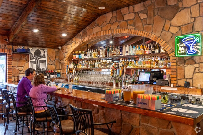 Local eateries and bars are just minutes from Warren Shores.