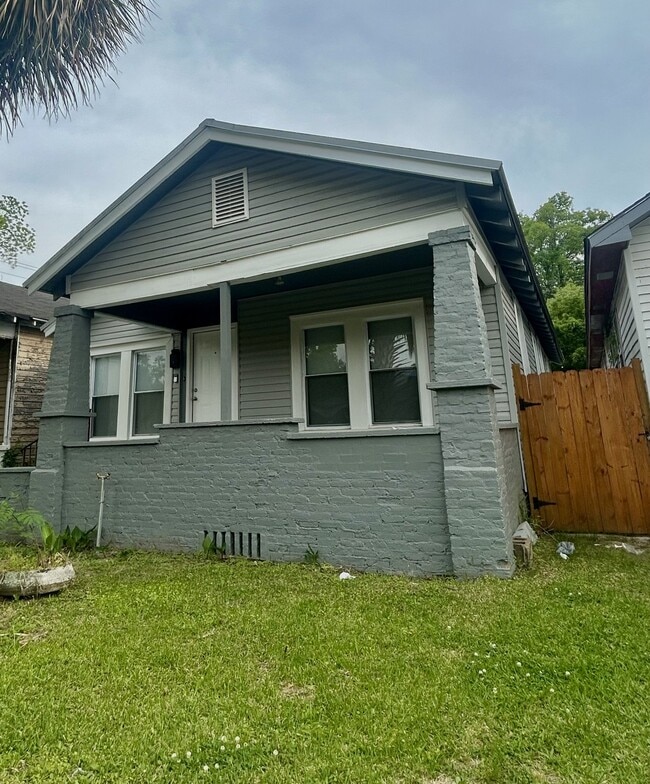 Front Profile with alternate fenced entrance