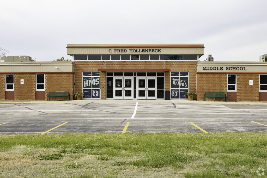 Hollenbeck Middle School provides education in the neighborhood of 
Cottleville.