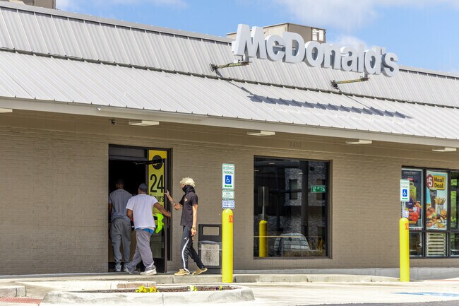 McDonald’s serves as a quick stop for locals and travelers alike near the heart of Stuart Gardens.